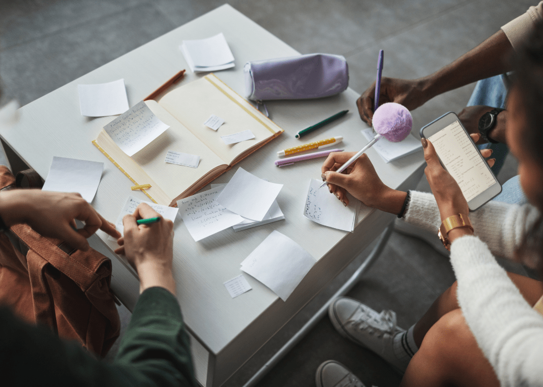 Des personnes prennent des notes sur des Post-It