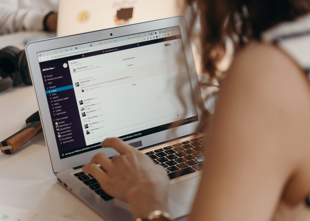 Una persona che comunica con il suo team nell'app Slack