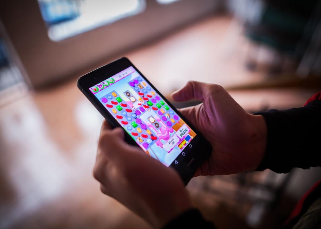 Iemand speelt een spel op zijn smartphone