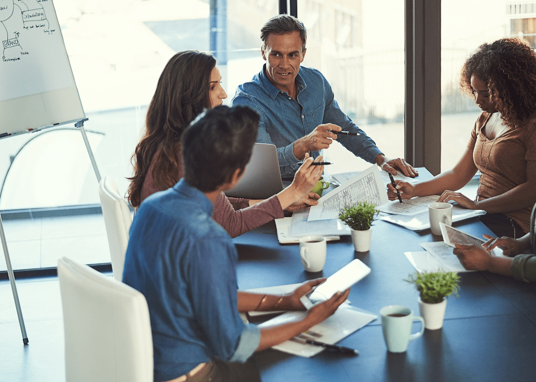 Un gruppo di persone che lavora insieme alla stessa tabella