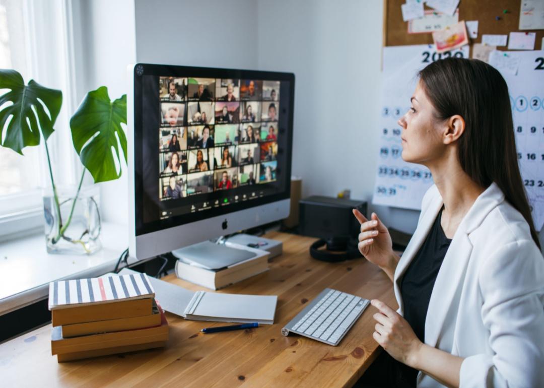 Een vrouw tijdens een video-conferentiegesprek