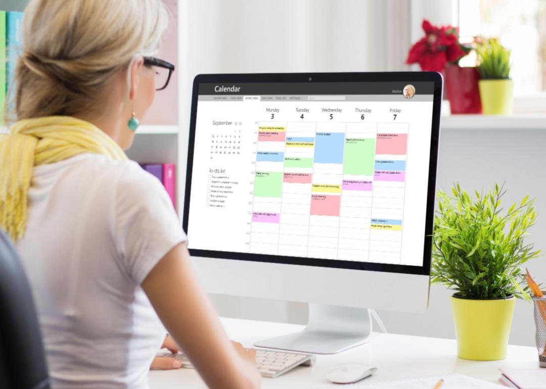 Een vrouw beheert een kalender op de computer