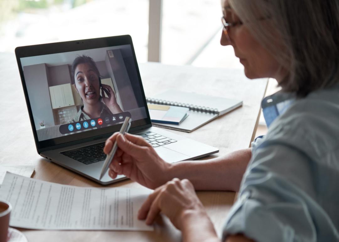 Due persone che comunicano in videoconferenza