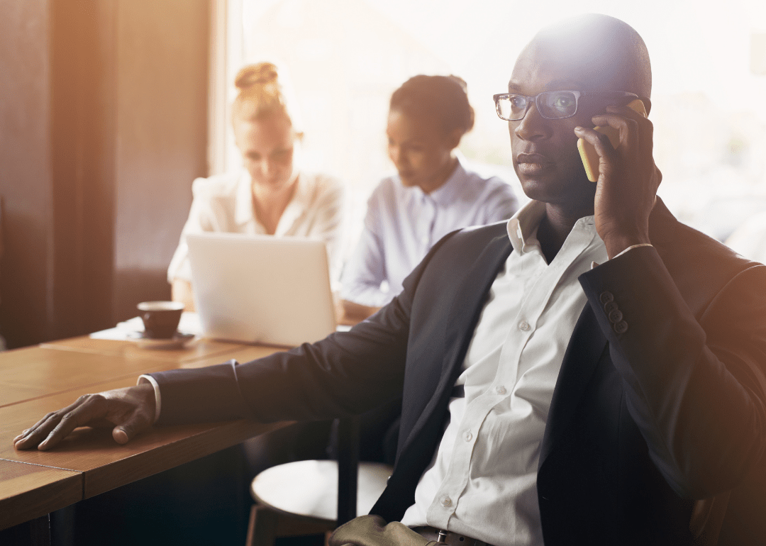 Um homem fazendo uma ligação telefônica