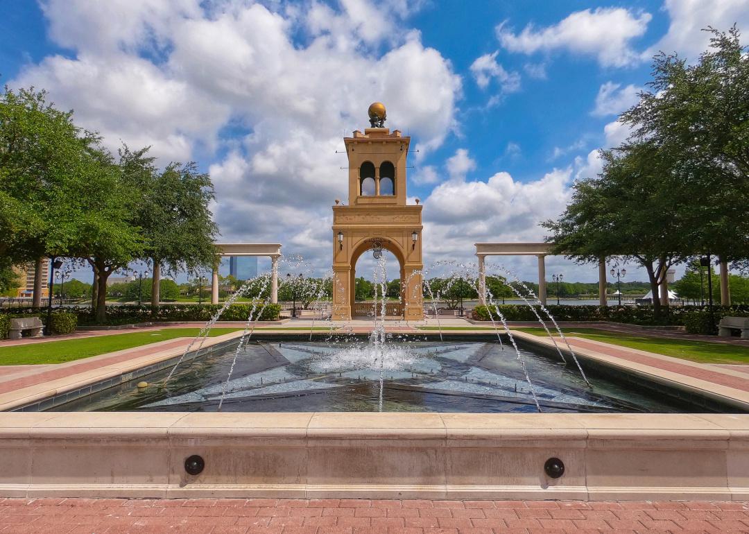 Fuente y torre de Cranes Roost Park en Altamonte Springs