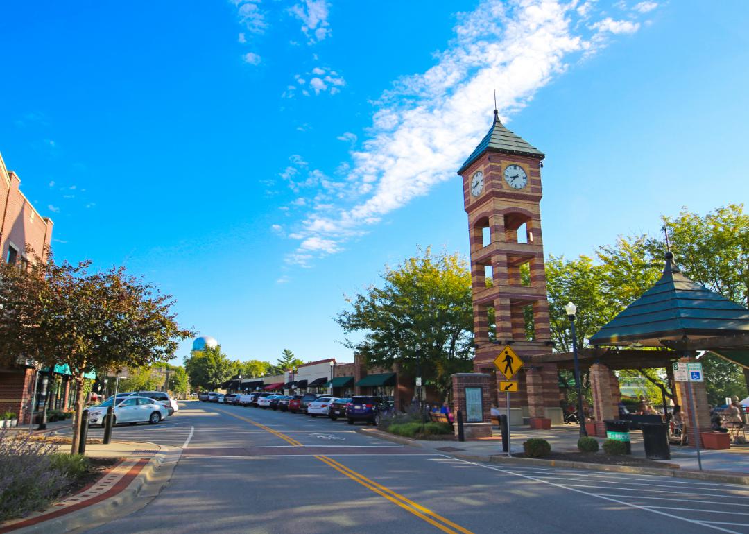 Widok ulicy i wieża zegarowa w Overland Park, Kansas