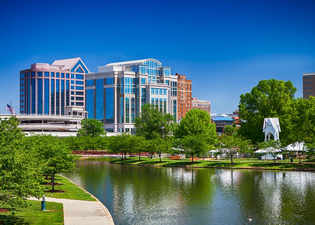 Paisagem urbana e via fluvial em Huntsville