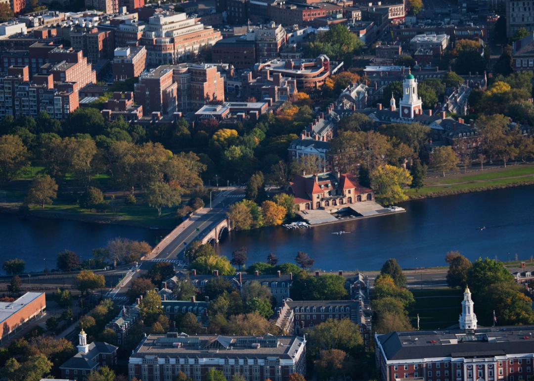 Pemandangan udara Cambridge dan Anderson Memorial Bridge