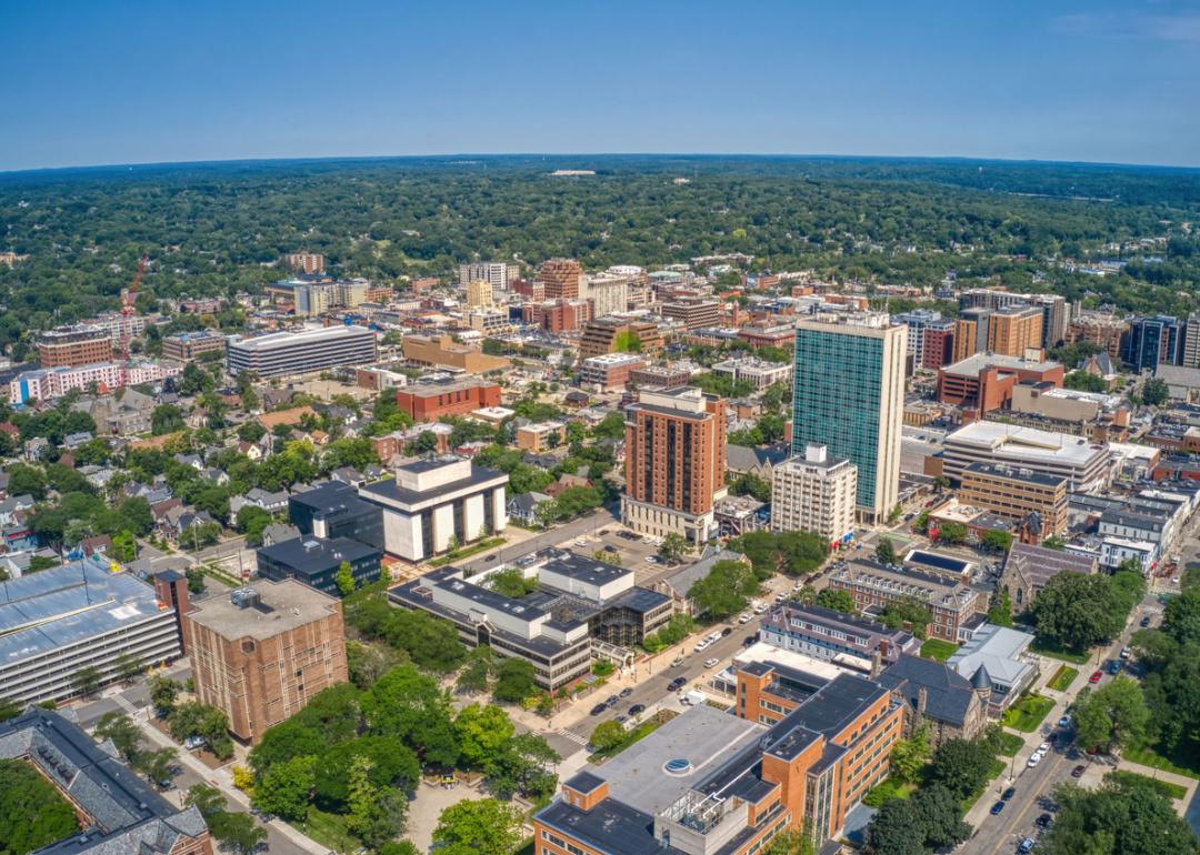 Pemandangan udara pusat kota Ann Arbor di musim panas