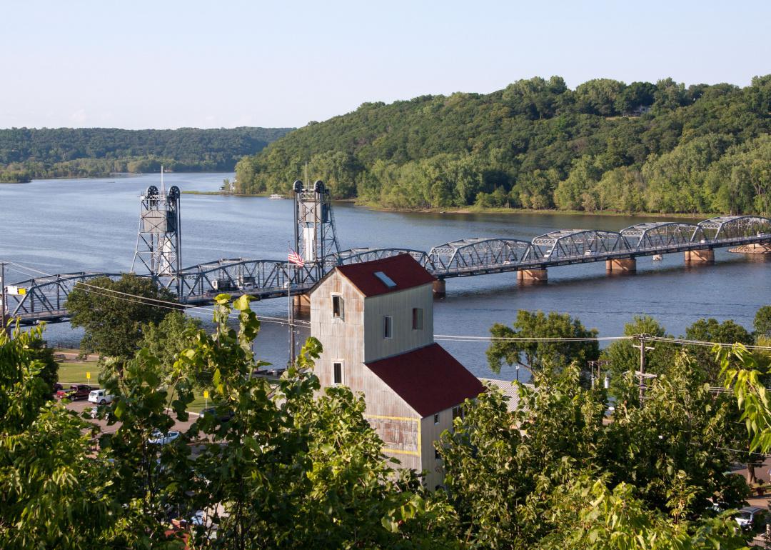 Mirando hacia abajo sobre el río St. Croix desde Stillwater