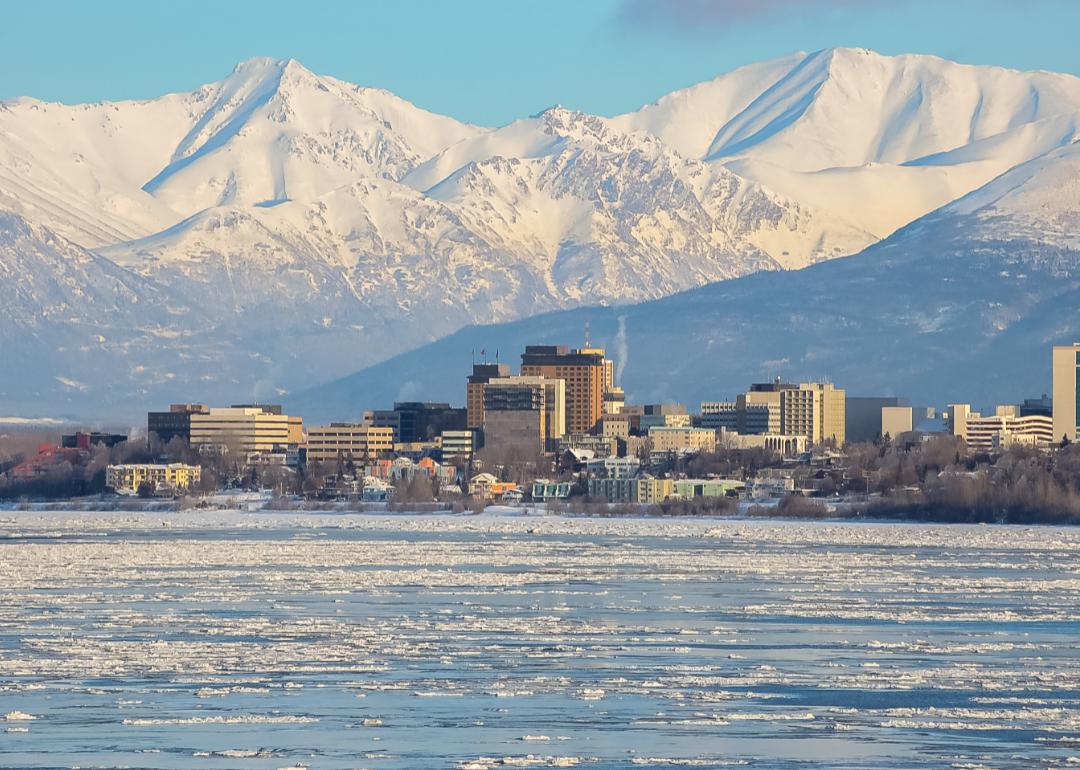 De skyline van Anchorage in de winter.  