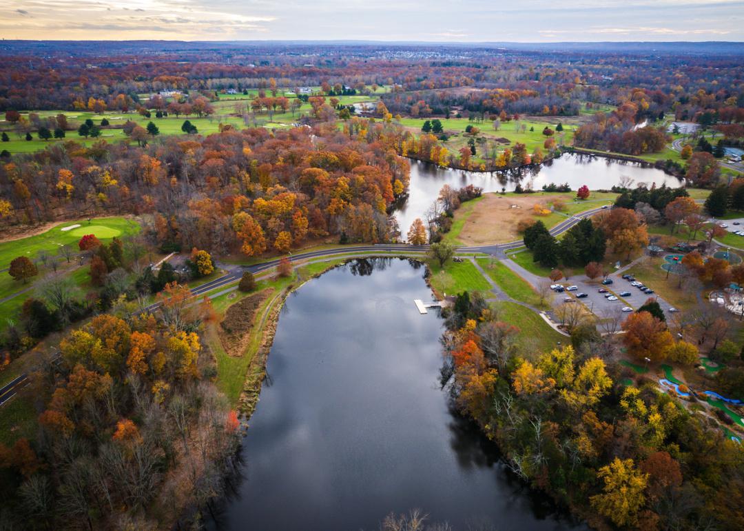 Vista de un dron sobre un parque en Somerset