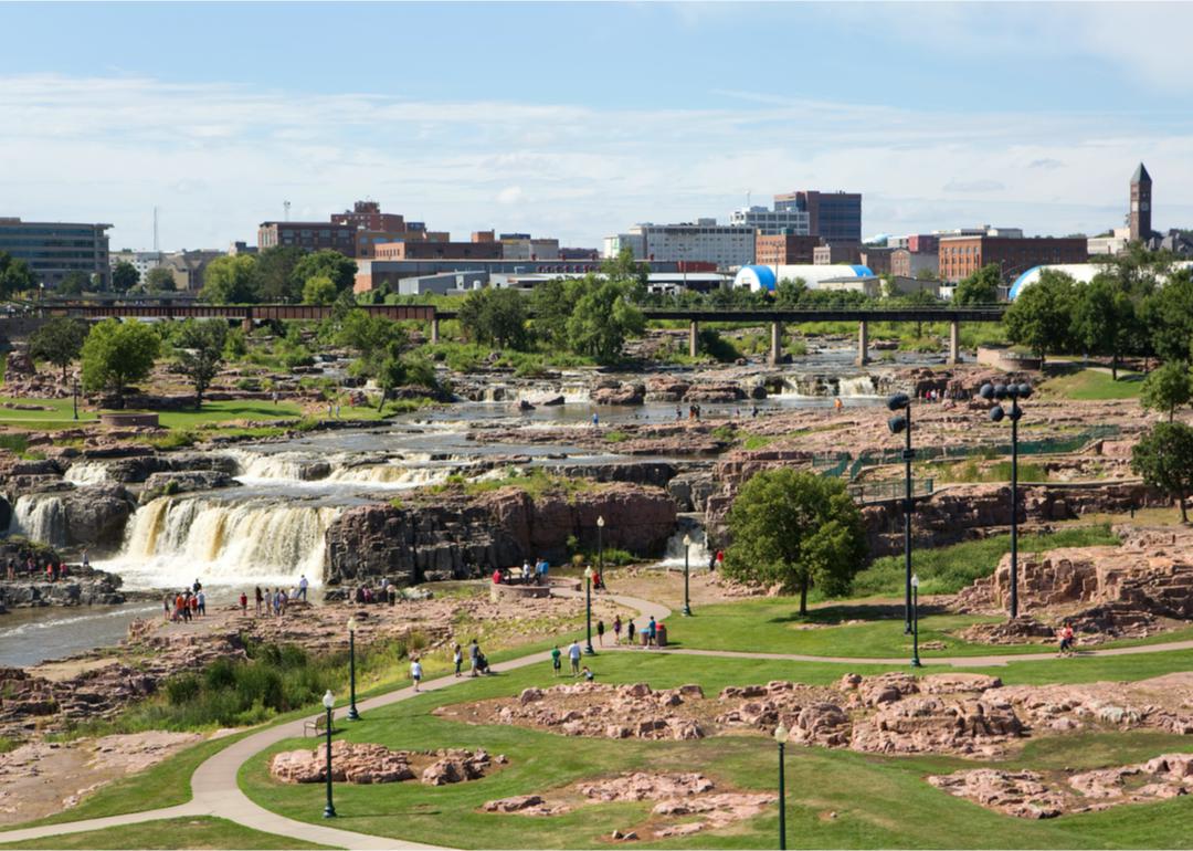 Turistas visitam o Falls Park em Sioux Falls