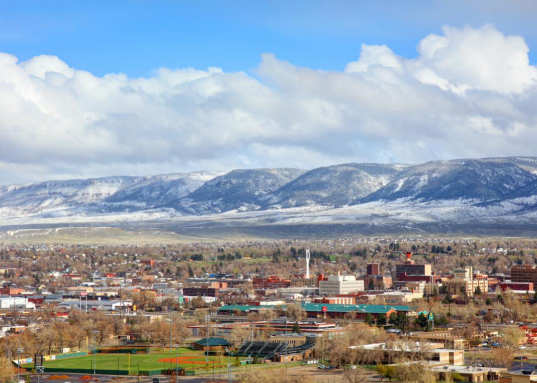 Vista de la ciudad de Casper con intervalo montañoso