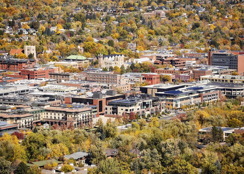 Vista aérea de la ciudad de Boulder en otoño