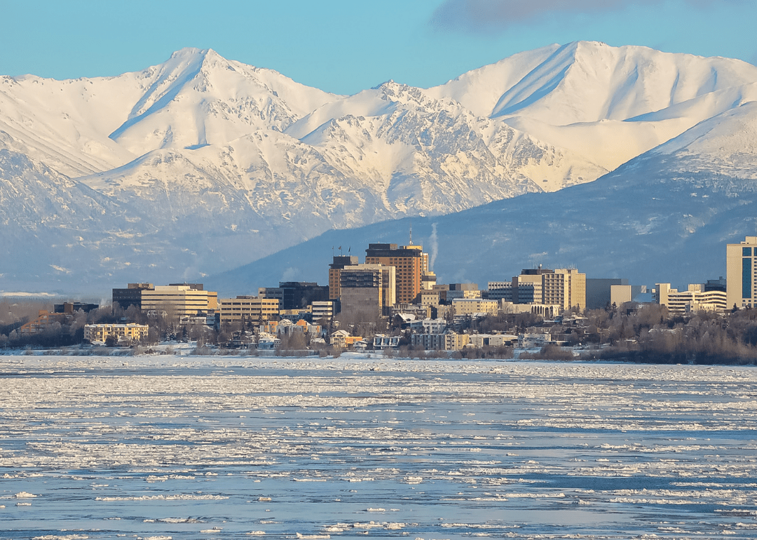 Montagnes et ville affichées en Alaska