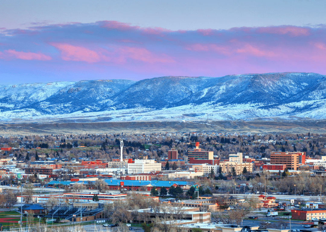 Visualizzazione di montagne e città nel Wyoming