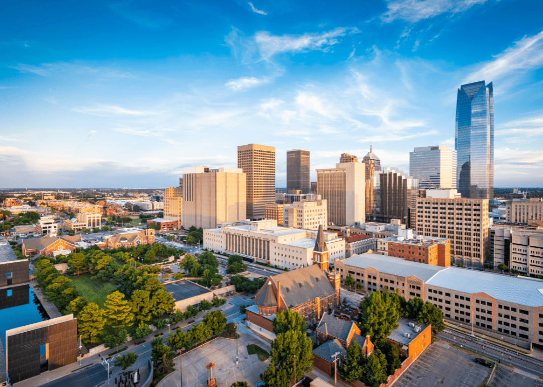 Parque y vista de la ciudad en Oklahoma