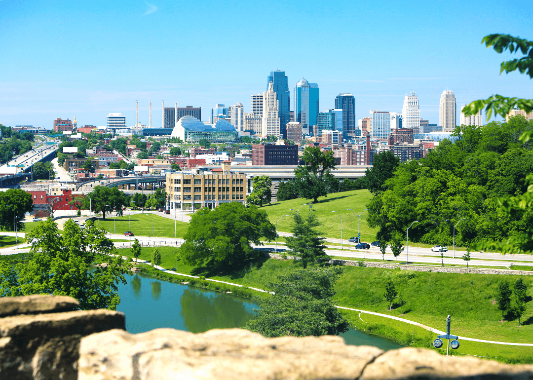 Weergave van park en stad in Missouri