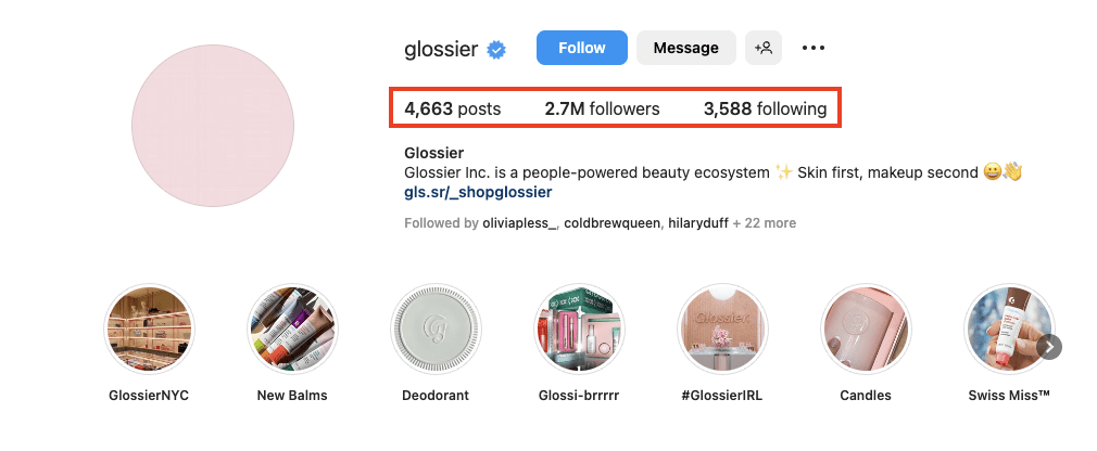 Halaman media sosial Glossier sebagai contoh strategi manajemen merek