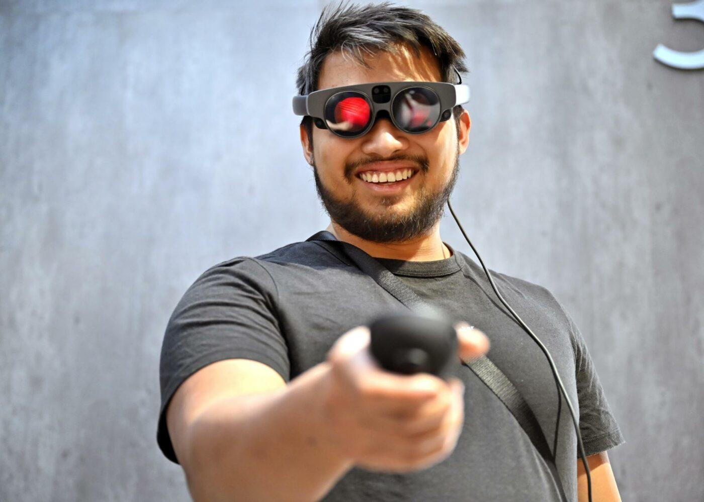 Un hombre usando tecnología de realidad aumentada