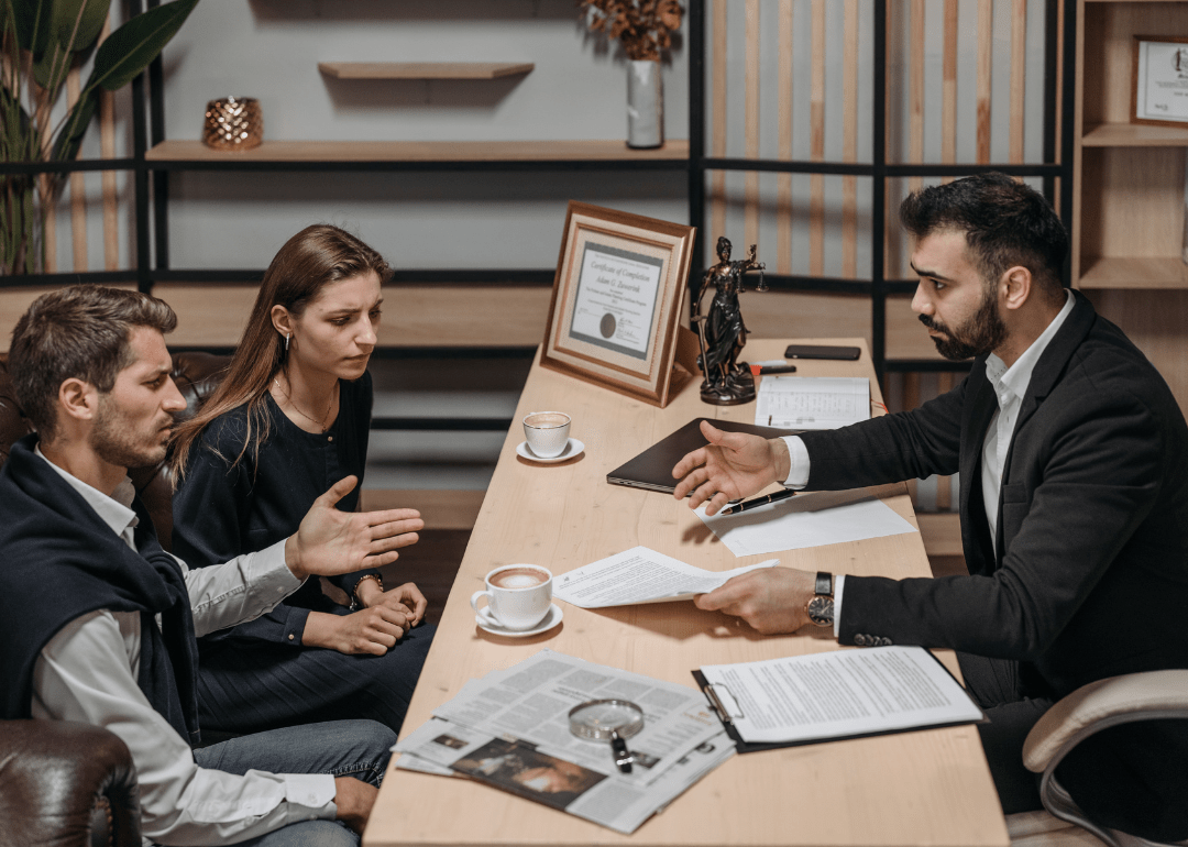 Un avocat s'adressant à ses clients