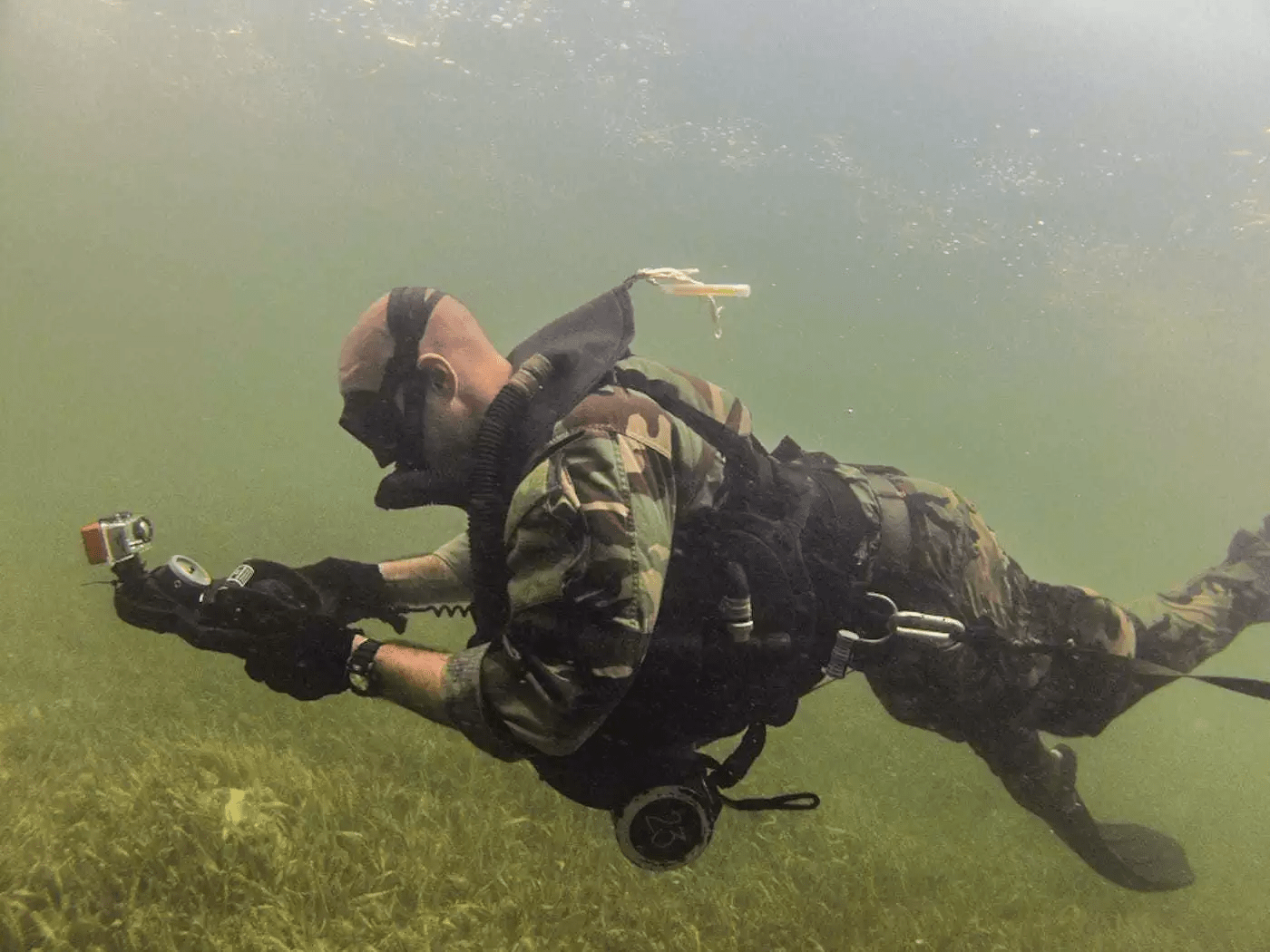 Un buzo SEAL bajo el agua