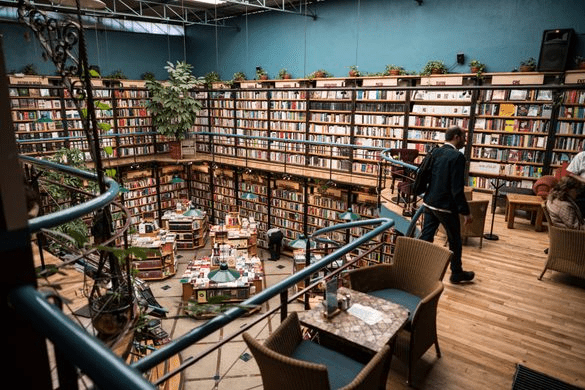 Vast libraries at Cafebrería el Péndulo Roma 