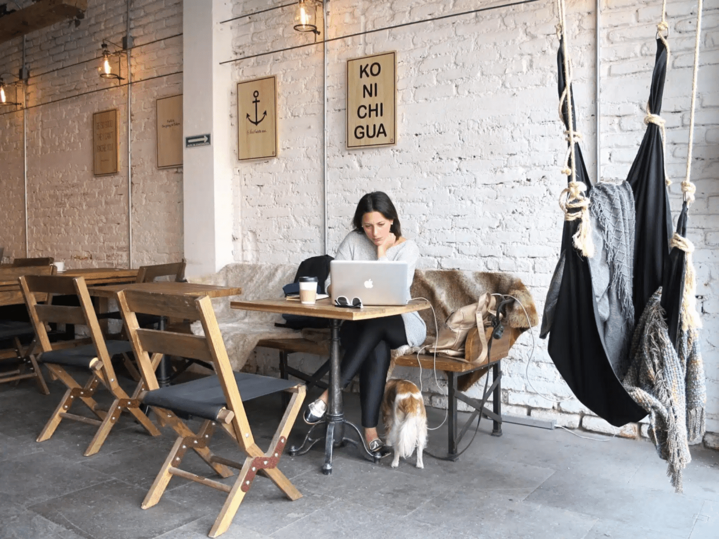 Woman working at the Dosis Cafe 