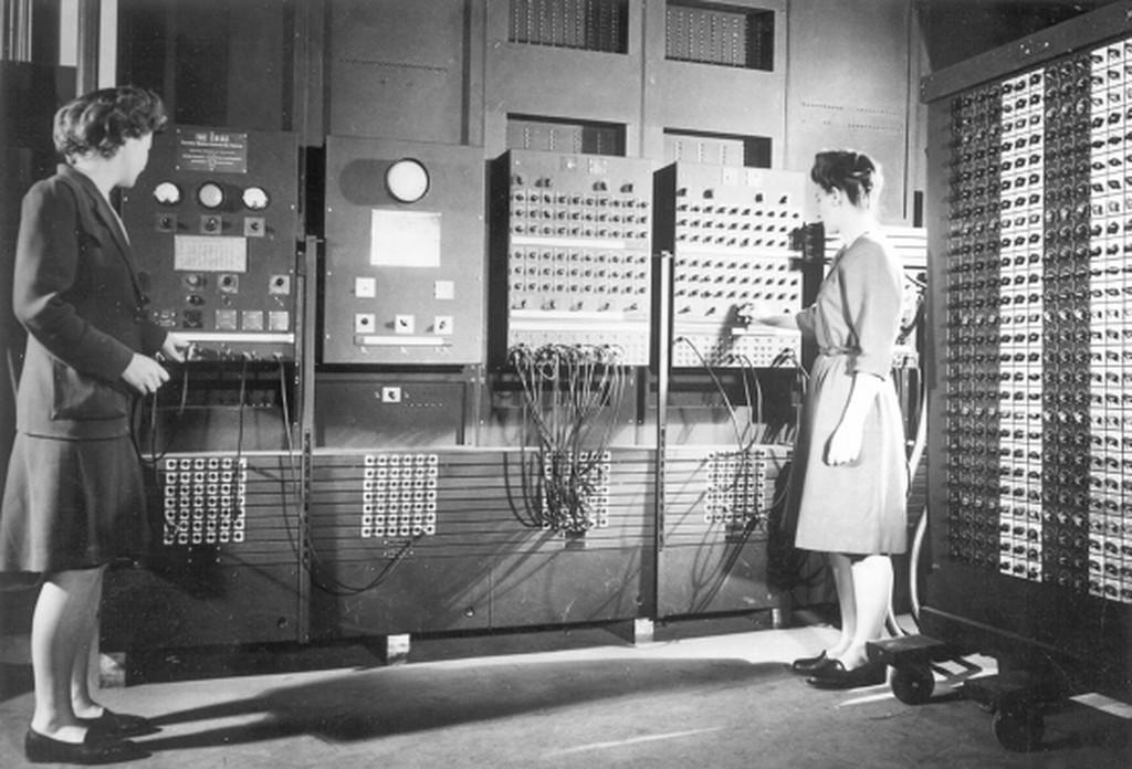 Women operating the ENIAC machine 